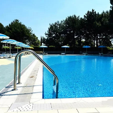 Relaxing By The Pool Apartmán *