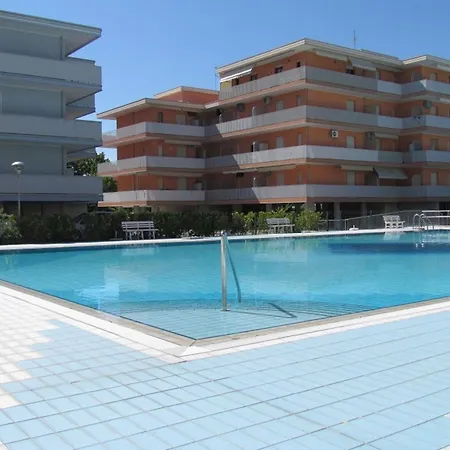 Relaxing By The Pool Apartmán *
